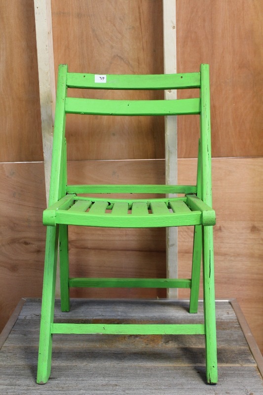 lot 39 image: Vintage Painted Folding Chair