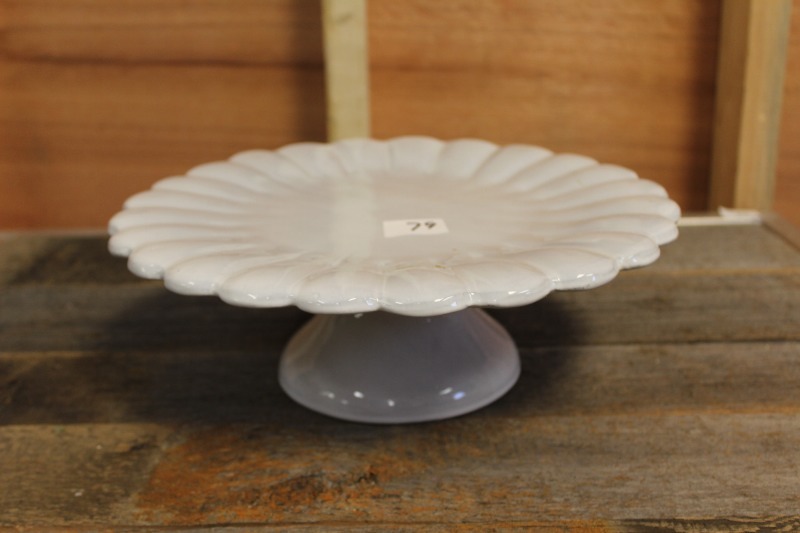 lot 79 image: Milk Glass Pie Server
