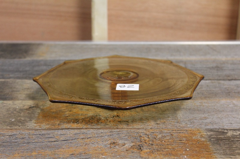 lot 82 image: Depression Glass Pie Server