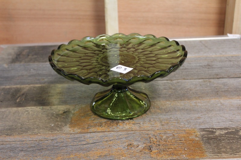 lot 83 image: Depression Glass Pie Server
