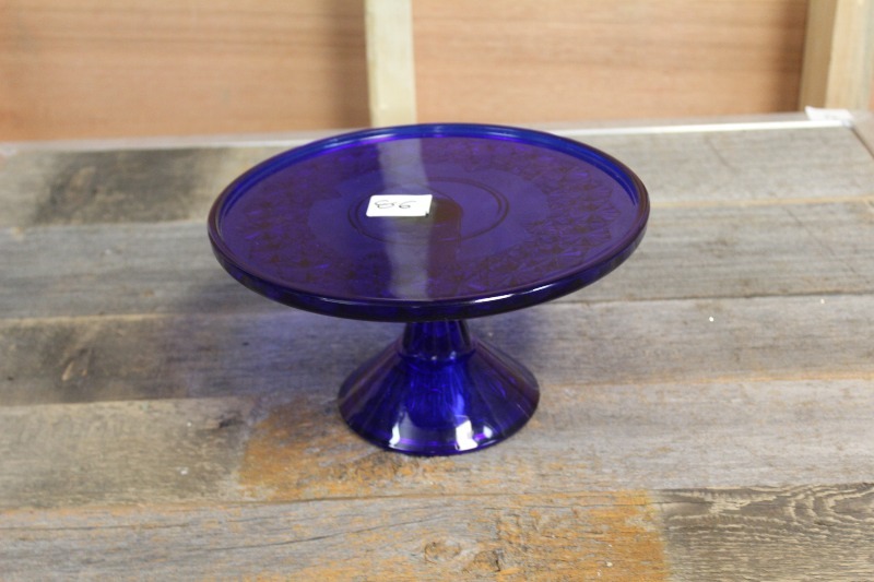 lot 86 image: Glass Pie Server