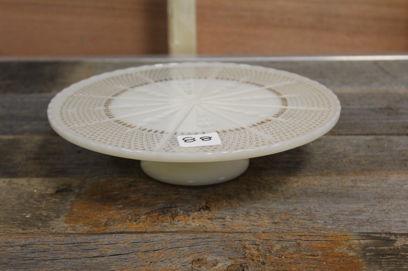 lot 88 image: Milk Glass Pie Server