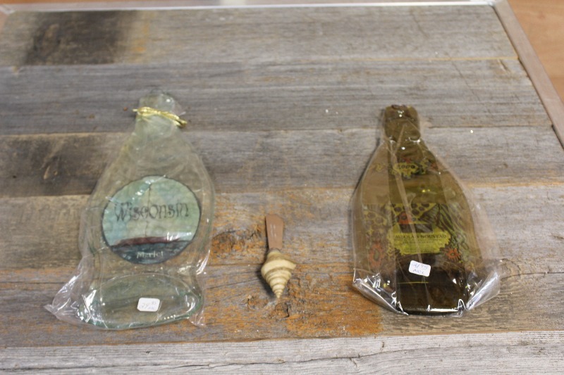 lot 100 image: Cheese Boards and Cheese Knife
