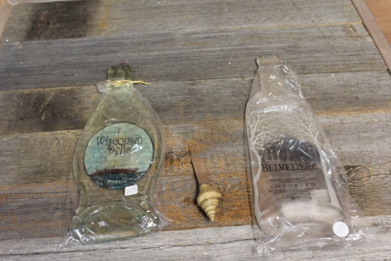 lot 103 image: Cheese Boards and Cheese Knife