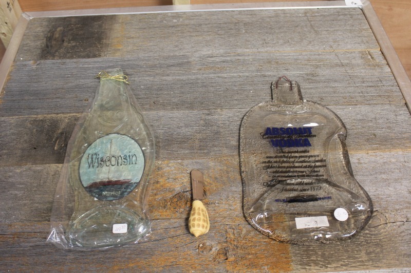 lot 105 image: Cheese Boards and Cheese Knife