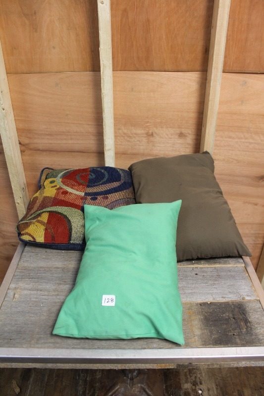 lot 128 image: Pillows