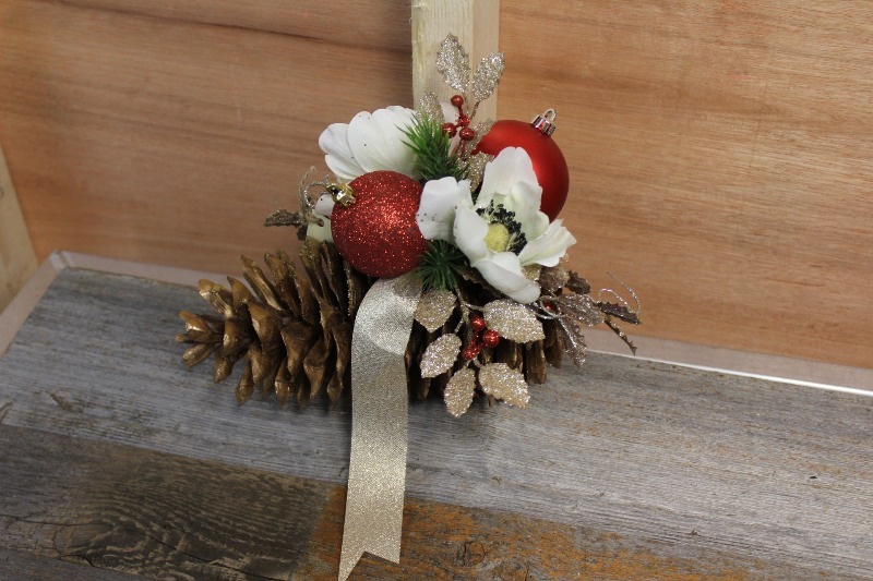 lot 156 image: Holiday Decoration