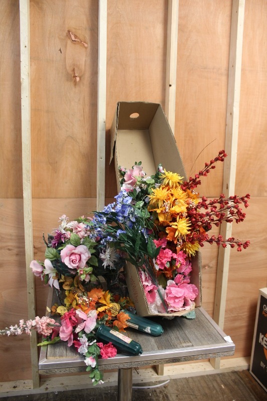 lot 190 image: Huge lot of Faux Flowers