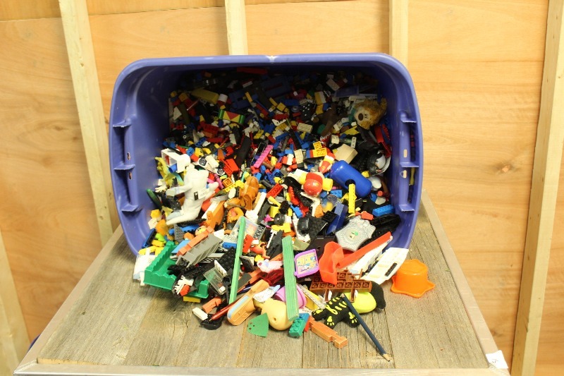 lot 194 image: Giant tub of Legos