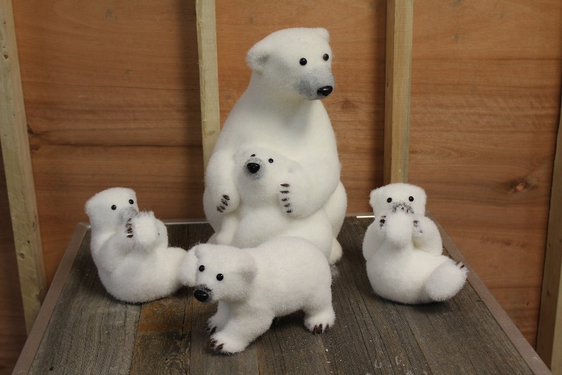 lot 198 image: Polar Bear Family