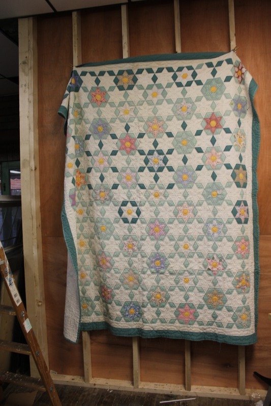 lot 230 image: Hand Made Quilt