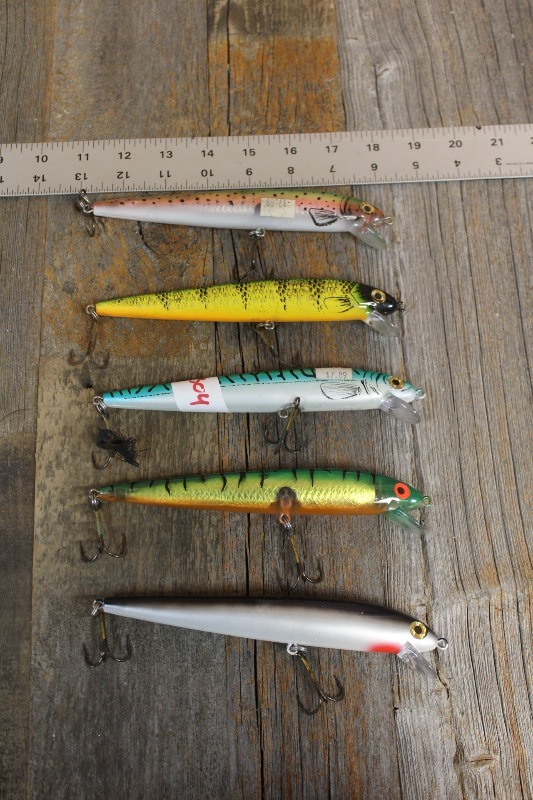 lot 304 image: 5 Fishing Lures