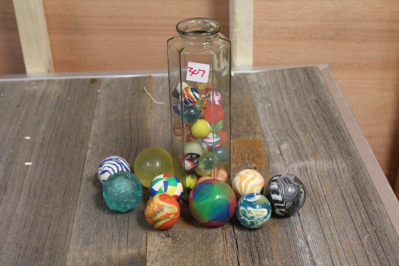 lot 307 image: Lot of Bouncy Balls