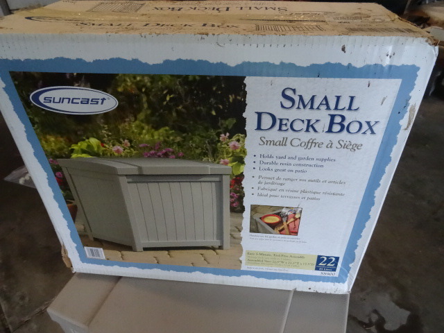Suncast small deck box. 22 x 18 x 20