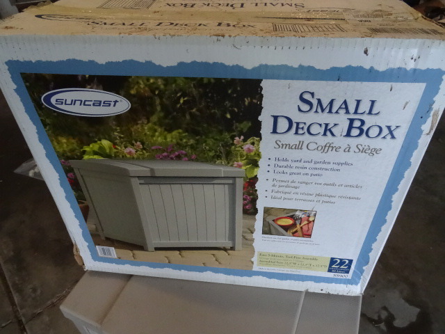 Suncast small deck box. 22 x 18 x 20