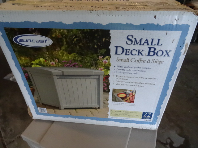 Suncast small deck box. 22 x 18 x 20