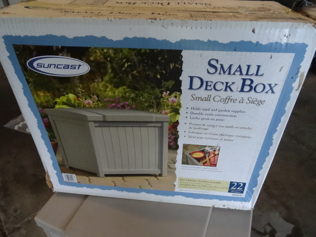 Suncast small deck box. 22 x 18 x 20