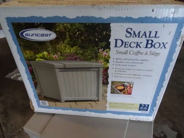 Suncast small deck box. 22 x 18 x 20