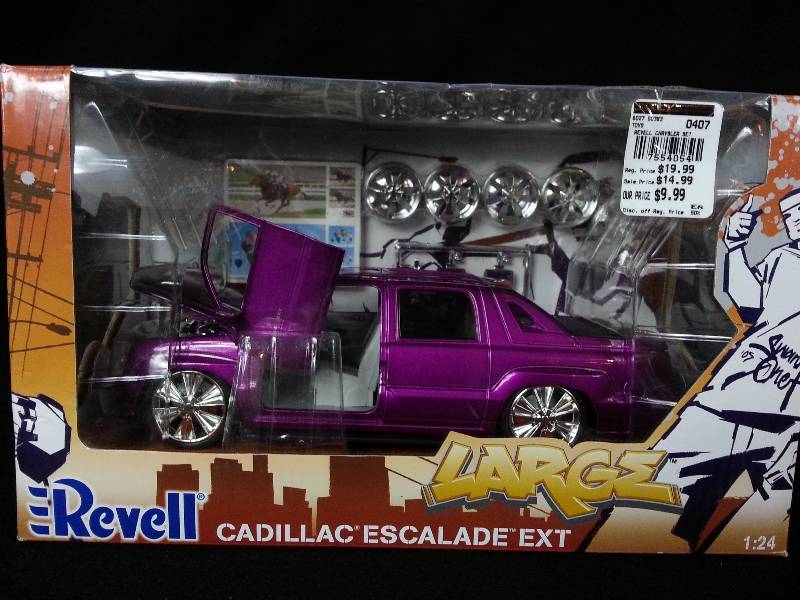 lot 8 image: Revell Cadilac Escalade EXT 124 Scale