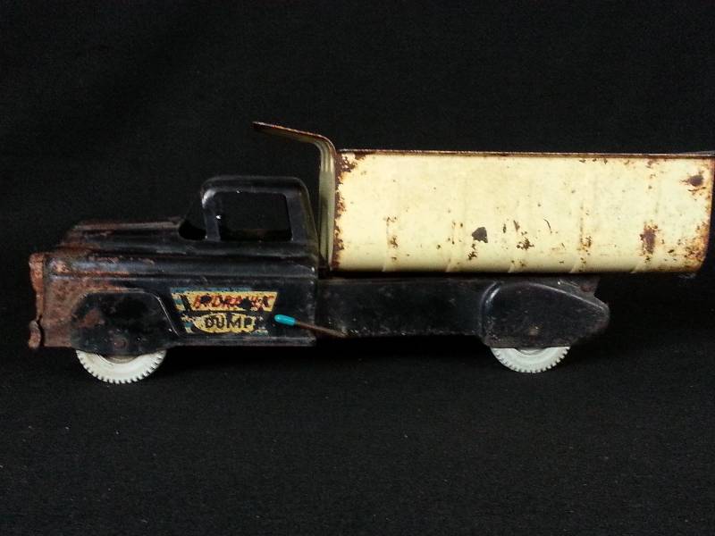 lot 14 image: Vintage Marx Hydraulic Dump Truck