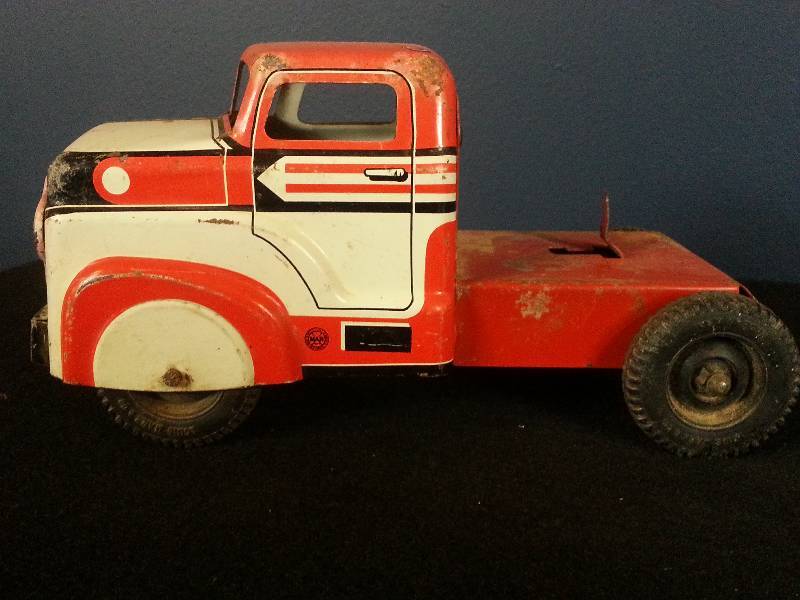 lot 15 image: Vintage Marx Tin Litho Truck