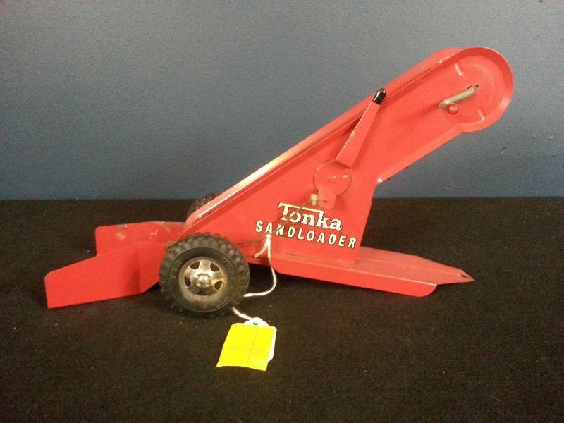 lot 16 image: Vintage Red Tonka Sand Loader -- Great Condition
