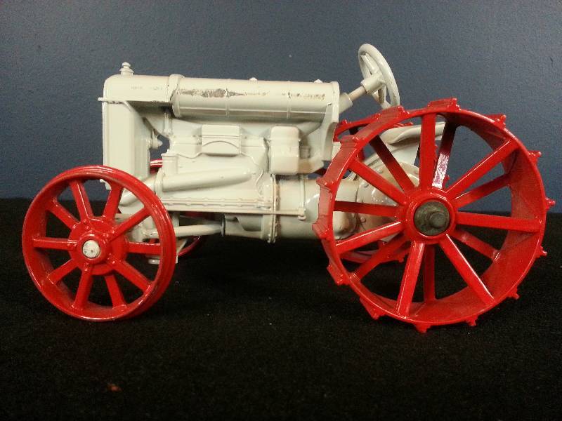 lot 18 image: Ertl Fordson 116 Scale Tractor