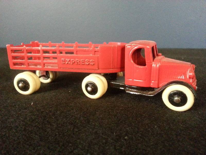 lot 20 image: 1930s Tootsietoy Mack Express Trailer 2 pc Cab Original