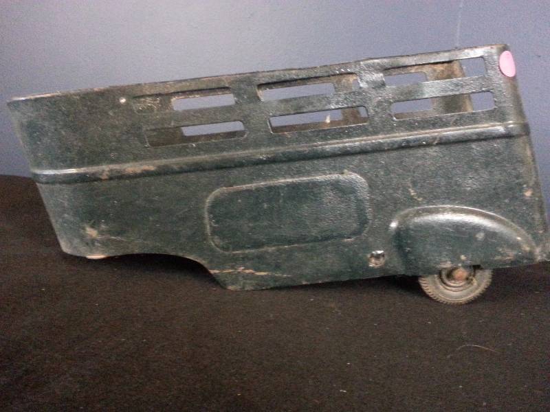 lot 21 image: Vintage Pressed Steel Horse Trailer