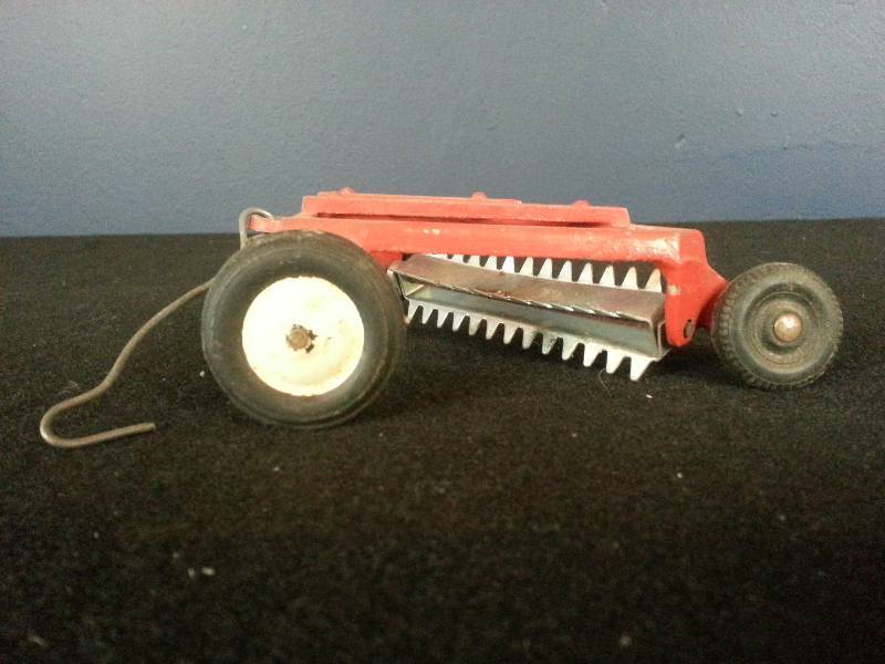 lot 22 image: Vintage Pull Behind Implement