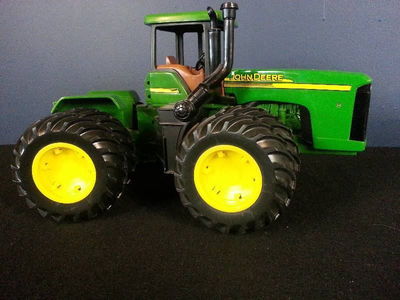 lot 23 image: Large John Deere Tractor