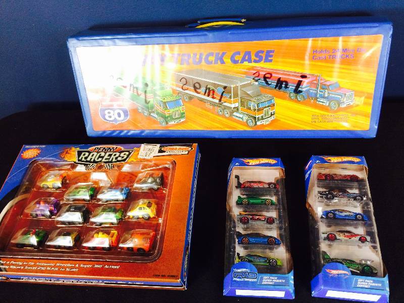 lot 36 image: Vintage Car Case, (10) Hot Wheels, Penny Racers