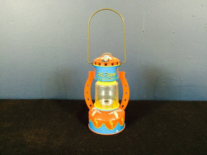 lot 39 image: 1950s Roy Rogers Tin Horseshoe Lantern