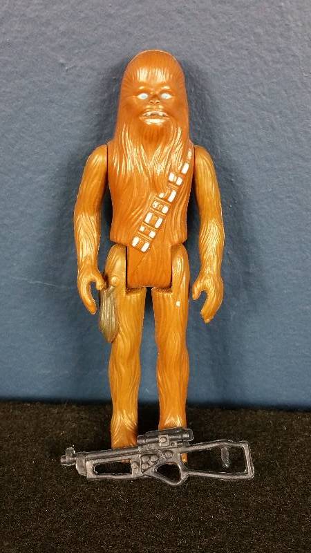 lot 140 image: 1977 Chewbacca w Bowcaster