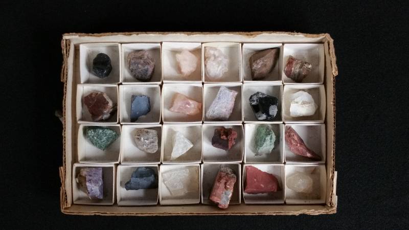 lot 171 image: Rocks and Minerals Set w Vintage Book