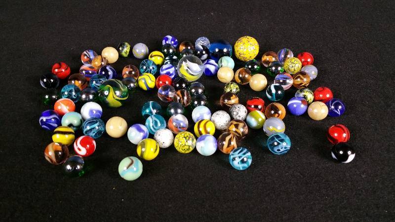 lot 175 image: Nice Lot of Vintage Marbles and Shooters