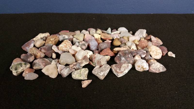 lot 184 image: Nice Group of Agates and Other Rocks