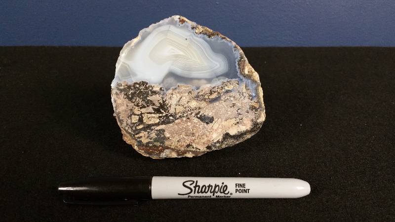 lot 188 image: Gorgeous Large Cut and Polished Geode Agate