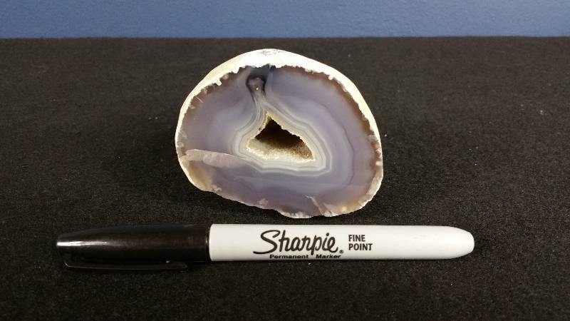 lot 189 image: Gorgeous Large Cut and Polished Geode Agate w Crystals