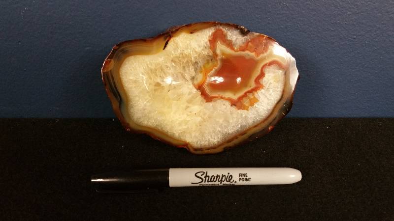 lot 191 image: Cut and Polished Brazilian Agate Dish
