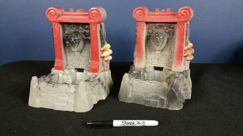 lot 200 image: 1985 Vintage He-Man Skeletor Fortress Pieces