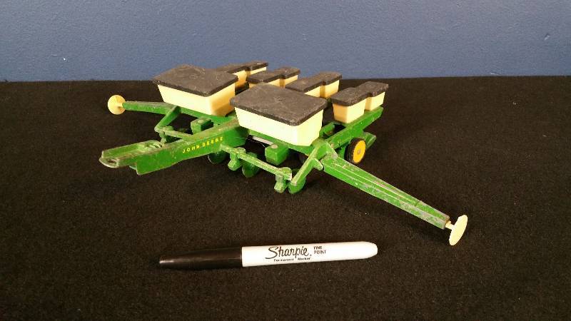 lot 226 image: Vintage John Deere Seed Planter 116 - Metal