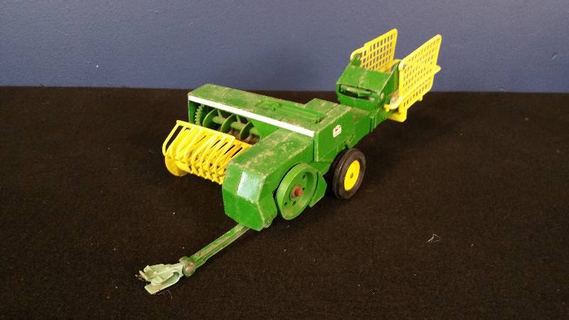 lot 229 image: Vintage Ertl John Deere Bailer 116 - Metal