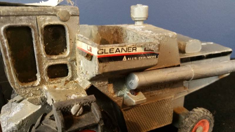 lot 233 image: Vintage Ertl Allis-Chalmers Gleaner - Metal