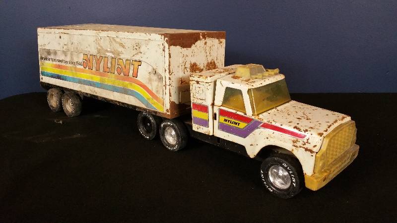 lot 235 image: Vintage Large Nylint Semi Truck 18 Wheeler