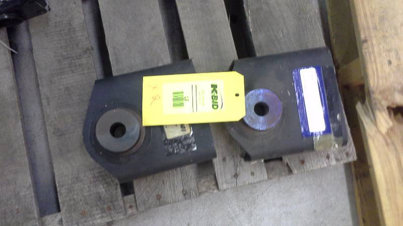 (2) BRACKET RH REAR RADIUS ROD 1991 NEW FLYER 013858