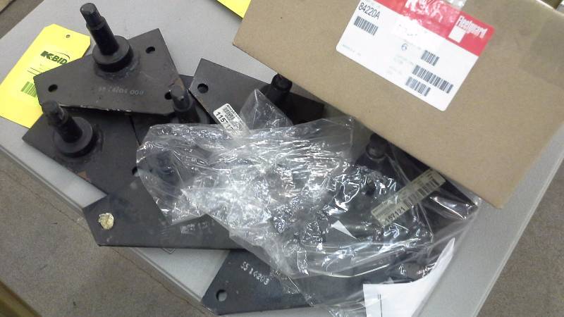 (12) BRACKET FRT. SHOCK LEFT-WO IPD GILLIG 55-14204-000