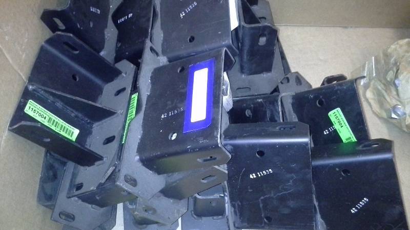 (22) BRACKET SWAYBAR MOUNTING GILLIG 42-11535-000