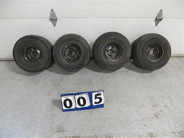 lot 5 image: Lot of 4 Golf cars tires and rims