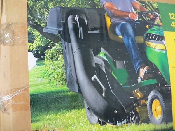 lot 11 image: John Deere 48 Rear Bagger